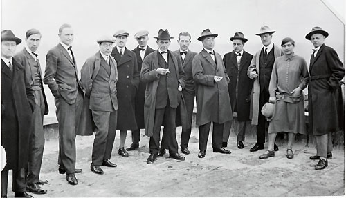 Gruppenbild mit Dame